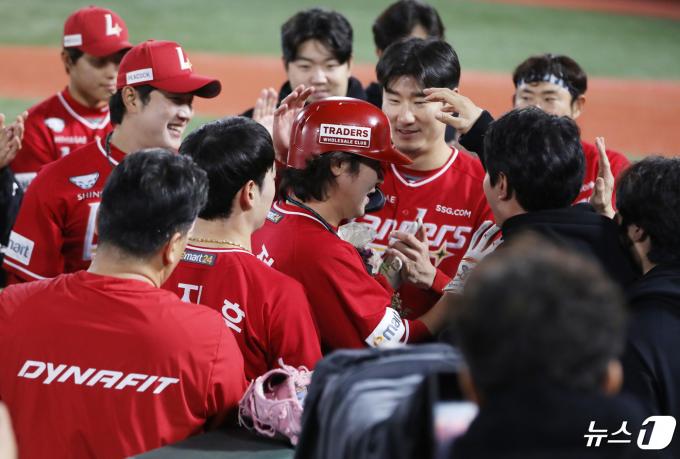 24일 오후 부산 사직야구장에서 열린 '2024 신한 SOL 뱅크 KBO리그' 롯데 자이언츠와 SSG 랜더스의 경기, 5회초 2사 주자 없는 상황 SSG 최정이 468호 홈런으로 KBO리그 통산 최다 홈런 신기록을 달성한 뒤 더그아웃에서 동료들에게 축하를 받고 있다. 2024.4.24/뉴스1 ⓒ News1 윤일지 기자