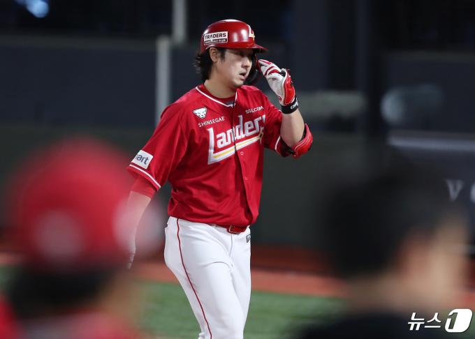 24일 오후 부산 사직야구장에서 열린 '2024 신한 SOL 뱅크 KBO리그' 롯데 자이언츠와 SSG 랜더스의 경기, 5회초 2사 주자 없는 상황 SSG 최정이 솔로 홈런을 친 뒤 그라운드를 돌고 있다. 최정은 이날 468호 홈런으로 KBO리그 통산 최다 홈런 신기록을 달성