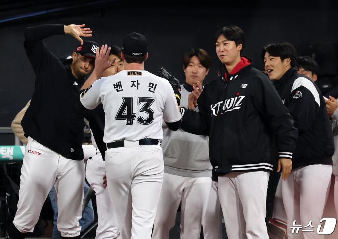 [사진] '8이닝 1실점' 동료들의 축하 받는 벤자민