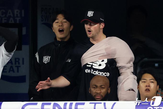 [사진] 우규민 삼진에 환호하는 벤자민