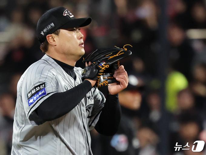 24일 오후 경기도 수원시 장안구 수원KT위즈파크에서 열린 ‘2024 신한은행 SOL뱅크 KBO리그’ 한화 이글스와 kt 위즈의 경기, 한화 류현진이 5회말 이닝을 앞두고 구심에게 공을 요청하고 있다. 이날 류현진은 5이닝 동안 7 피안타 2 4사사구 4 삼진 7실점(5자책)을 기록한 뒤 6회말 kt 공격 때 장민재로 교체됐다. 2024.4.24/뉴스1 ⓒ News1 김진환 기자