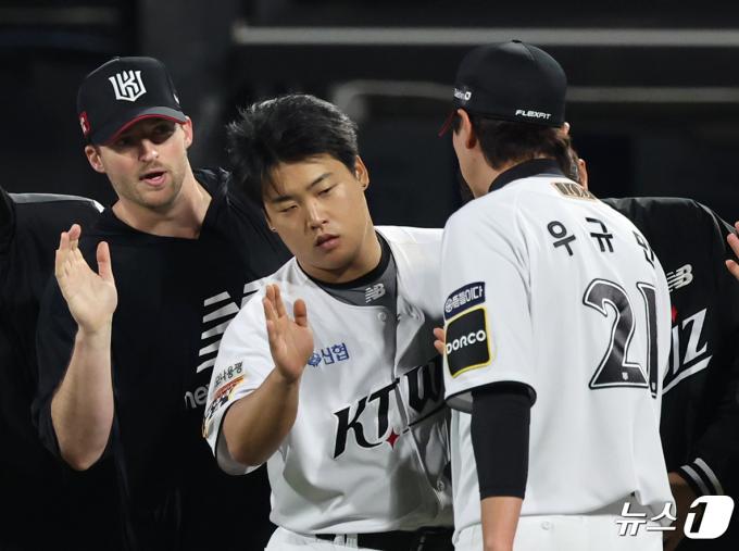 [사진] '시즌 3승' 벤자민, 우규민 고마워!