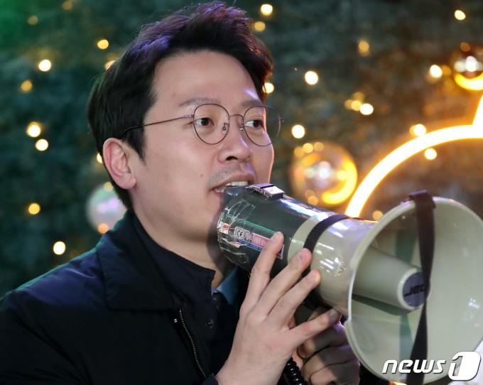 이기인 '개혁신당(가칭)' 공동창당준비위원장이 지난 1월6일 오후 대구 중구 동성로 옛 대구백화점 앞에서 열린 당원모집 행사에서 인사하고 있다. 2024.1.6/뉴스1 ⓒ News1 공정식 기자