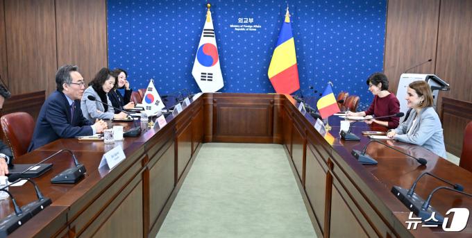 [사진] 조태열 장관, 루마니아 외교장관과 회담