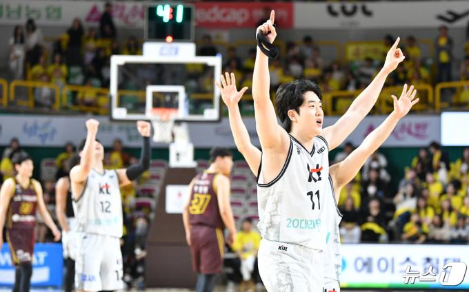 [사진] KT, 4강 PO 5차전서 LG에 75-65 승리