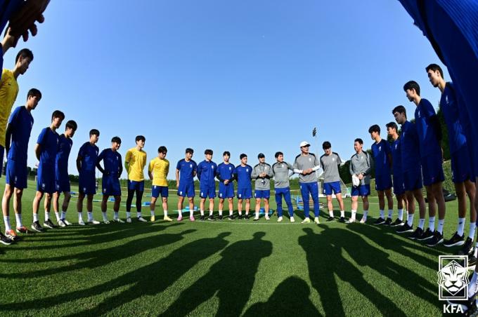 23세 이하(U-23) 축구 대표팀 황선홍 감독이 18일(현지시간) 카타르 도하 알레르살 훈련장에서 선수들에게 훈련 지시를 하고 있다. (대한축구협회 제공) 2024.4.19/뉴스1