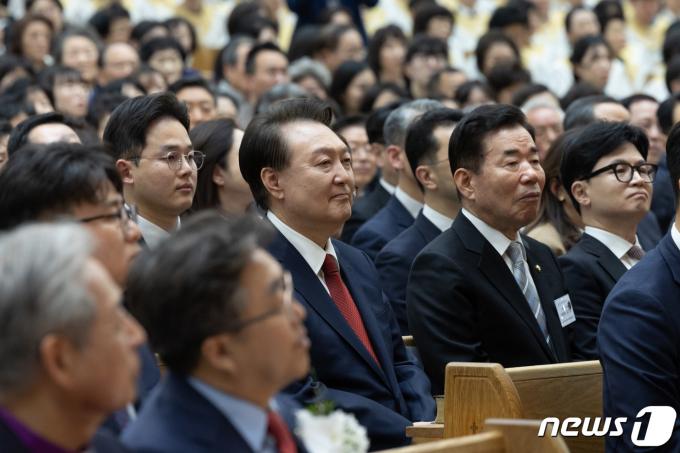 윤석열 대통령이 김진표 국회의장, 한동훈 국민의힘 비상대책위원장과 지난 3월 31일 서울 강동구 명성교회에서 열린 2024 한국교회 부활절 연합예배에 참석하고 있다. (대통령실 제공) 2024.3.31/뉴스1 ⓒ News1 안은나 기자