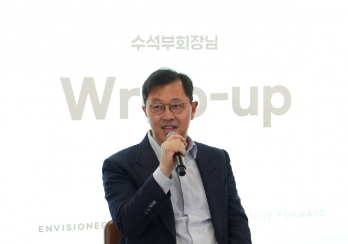 최재원 SK온 수석부회장이 지난 24일 타운홀 미팅을 열고 구성원들과 소통했다. 사진은 구성원들과의 타운홀 미팅을 진행하는 최 수석부회장. /사진=SK온 제공