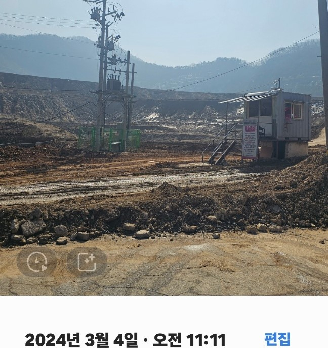 채석장 허가 종료 후 '2017년 산지 전용 허가지 산지복구' 과정에서 배수토목 및 조경 식재를 하며 일부 준공이 됐으나 B사가 자연재해로 일부 유실된 부분을 보강한다는 명분으로 복구계획과 다르게 높이를 임의로 높여 성토 한 것으로 확인됐다. 2024년 3월 4일 현재는 평탄화를 거쳐 언덕 높이로 흙이 쌓여 있었다. / 사진=이건구 기자