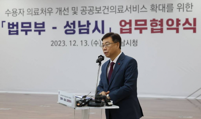지난해 2명의 사상자가 발생한 '분당 정자교 붕괴 사건'과 관련해 경찰이 신상진 성남시장을 불송치하기로 가닥을 잡았다. 사진은 지난해 12월 경기도 성남시청에서 열린 수용자 의료처우 개선 및 공공보건의료서비스 확대를 위한 법무부-성남시 업무협약식에서 인사말하고 있는 신상진 성남시장. /사진= 뉴시스 