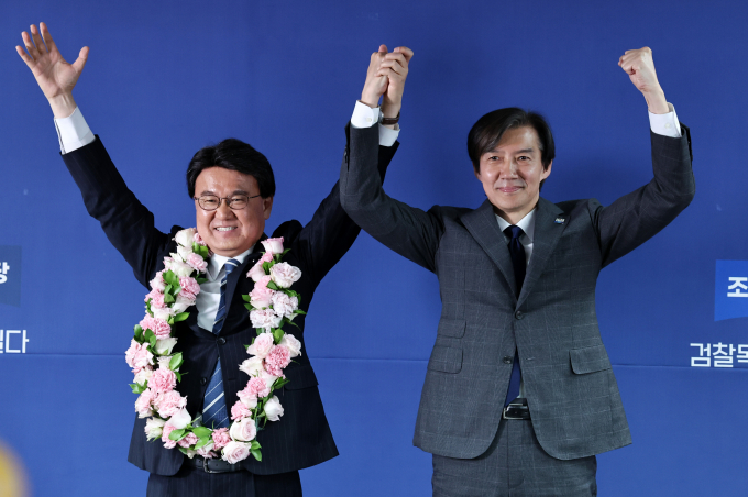 황운하 조국혁신당 의원이 25일 신임 원내대표가 됐다. 사진은 조국 조국혁신당 대표(왼쪽)가 지난 11일 서울 여의도 당사에서 열린 '파란불꽃선대위' 해단식에서 황 신임 원내대표와 기념 촬영하는 모습. /사진=뉴스1