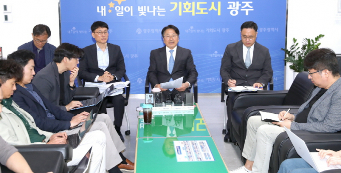 강기정 광주광역시장이 24일 시청 5층 기자실에서 출입기자들과 차담회를 갖고 시정 주요현안 등에 대해 설명하고 있다./사진=광주시
