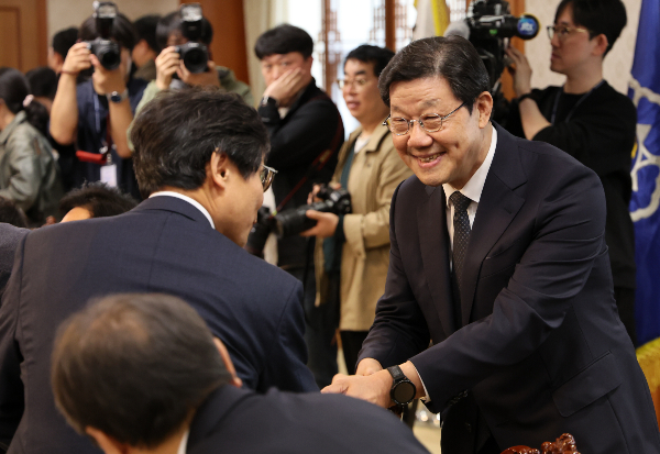 대통령 직속 의료개혁 특별위원회가 25일 첫 회의를 열고 의료개혁을 더 이상 미룰 수 없다며 의사와 전공의 단체에 특위 참여를 촉구했다. 노연홍 위원장이 25일 오전 서울 종로구 정부서울청사에서 열린 제1차 의료개혁특위 회의 참석자들과 인사하고 있다. /사진=뉴시스