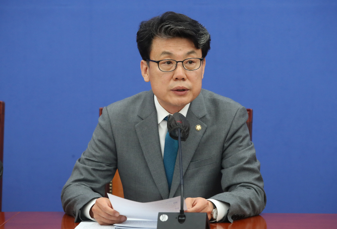 진성준 더불어민주당 정책위의장이 정부와 여당에 민생회복지원금을 조속히 수용하라고 촉구했다. 사진은 진 정책위의장이 지난 23일 서울 여의도 국회에서 열린 원내대책회의에서 발언하는 모습. /사진=뉴스1