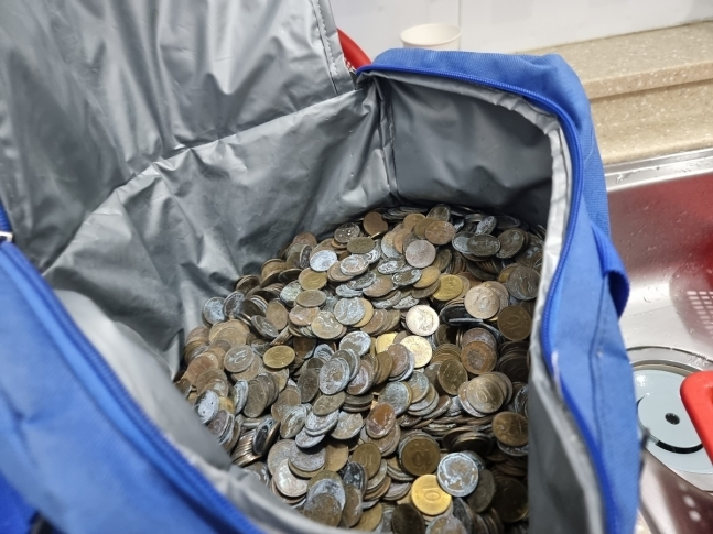 강원 동해시 송정동 주민센터에 10원짜리 동전 6600여개가 담긴 자루가 기탁됐다. 사진은 기탁된 동전의 모습. /사진= 동해시 제공  
