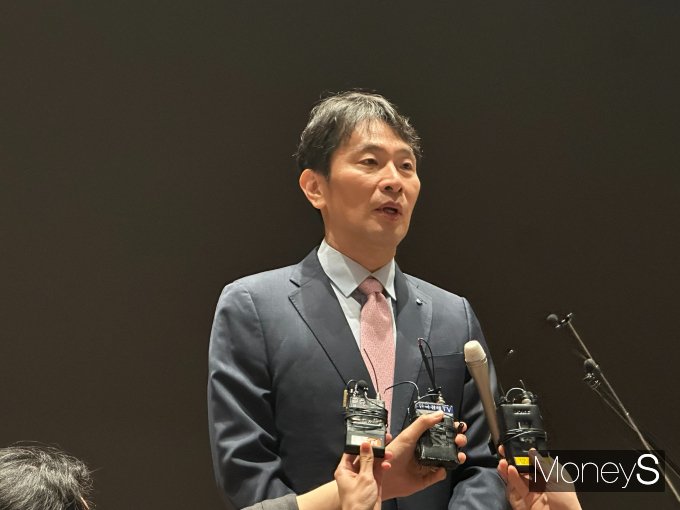 사진은 25일 오전 서울 여의도 한국거래소 컨퍼런스홀에서 열린 '개인투자자와 함꼐하는 토론(2차)' 행사 후 백브리핑을 진행하는 이복현 금감원장. /사진=이지운 기자