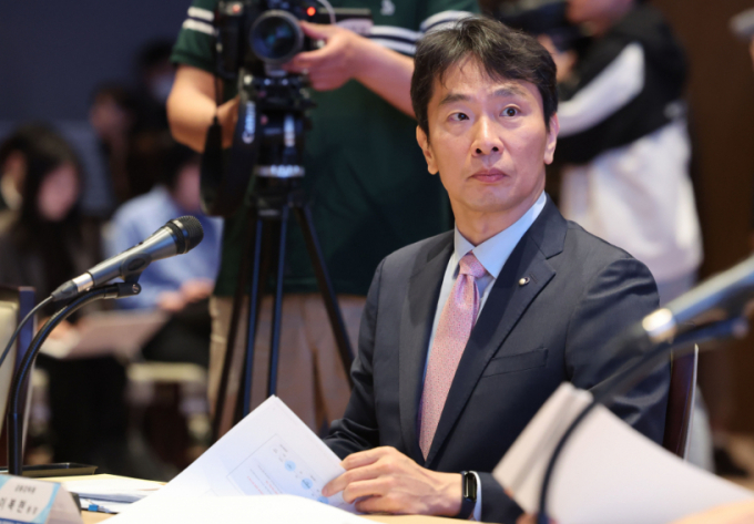 이복현 금융감독원장이 내달 말 보험사 CEO(최고경영자)들과 만나 부동산PF 등 현안에 대해 논의한다. 이복현 금융감독원장이 25일 오전 서울 여의도 한국거래소에서 열린 개인투자자와 함께하는 열린 토론에서 발표자료를 보고 있다./사진=뉴스1