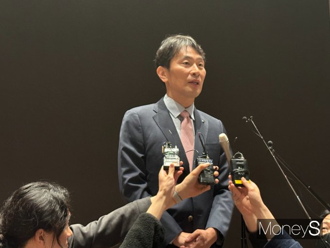 울 여의도 한국거래소 컨퍼런스홀에서 열린 '개인투자자와 함꼐하는 토론(2차)' 행사 후 백브리핑을 진행하는 이복현 금감원장