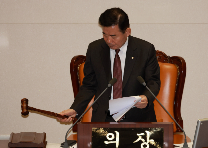 국민의힘과 더불어민주당이 국회의장과 상임위원장 자리를 놓고 치열한 신경전을 벌이고 있다. 사진은 김진표 국회의장이 지난 2월29일 서울 여의도 국회에서 열린 제413회국회(임시회) 제6차 본회의에서 화천대유 뇌물 의혹 사건의 진상규명을 위한 특별검사의 임명 등에 관한 법률안 재의의건과 대통령 배우자 김건희의 도이치모터스 주가조작 의혹 진상규명을 위한 특별검사 임명 등에 관한 법률안 재의의건 투표 결과를 전하며 부결을 선언하는 모습. /사진=뉴시스