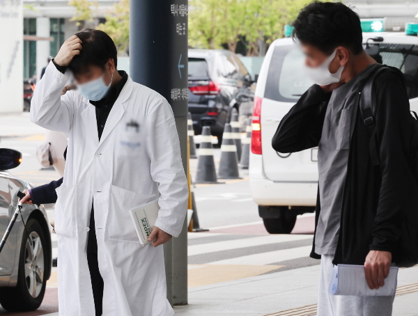 연세대학교 의과대학 교수 비상대책위원회가 교수들의 극심한 피로감으로 환자와 교수 모두 지키기 위해 30일 하루 휴진을 결정했다. 지난  23일 서울 한 대학병원에서 의사가 이동하고 있다. /사진=뉴시스
