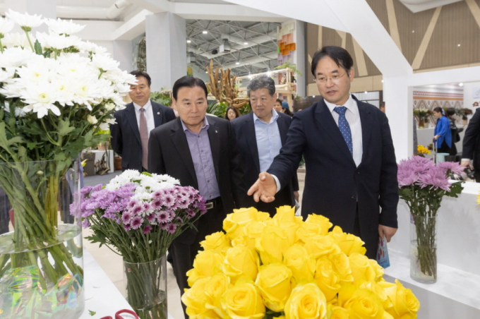 2024고양국제꽃박람회를 하루 앞둔 26일 프레스데이에 방문한 기자들과 전시관을 둘러보는 이동환 시장. / 사진제공=고양특례시