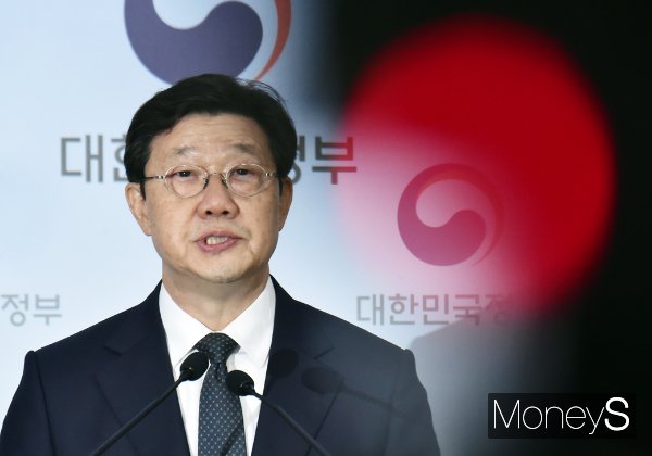 노연홍 의료개혁 특별위원회(특위) 위원장을 중심으로 첫 회의가 열렸지만 의사 단체와 전공의 단체에서는 참여하지 않았다. 노 위원장이 지난 25일 정부서울청사에서 열린 제1차 특위 논의 결과 브리핑에서 발언하고 있다. /사진=임한별 기자