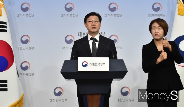 노연홍 의료개혁 특별위원회 위원장은 보건복지부 보건의료정책본부장부터 이명박 정부시절 식품의약품안정청장을 역임하며 보건의료 전문가로 불린다. 노 위원장(왼쪽)이 지난 25일 정부서울청사에서 열린 제1차 특위 논의 결과 브리핑에서 발언하고 있다. /사진=임한별 기자