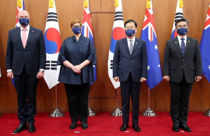 호주에서 다음달 1일(이하 현지시각)에 제6차 한-호주 외교·국방(2+2) 장관회의‘가 열린다. 사진은 정의용 전 외교부 장관과 서욱 전 국방부 장관이 지난 2021년 9월13일에 서울 도렴동 외교부 청사에서 열린 제5차 한-호주 외교·국방 2+2 장관회의에서 호주의 마리스 페인 전 외교장관. 피터 더튼 전 국방장관과 기념 촬영한 모습. /사진=뉴스1