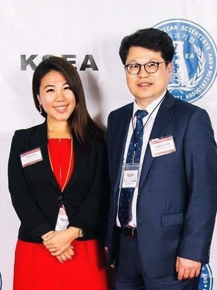 김성수 대표(오른쪽)는 한인 재미과학기술자협회(KSEA) 자문으로 20년간 활동해 왔다. 최근 스텔라 김 전무(왼쪽)가 대를 이어 KSEA 행사에 참석해 커리어 코치 및 스피커 역할을 맡고 있다. / 사진 제공 = 에이치알캡