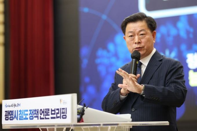 박승원 광명시장이 25일 시청 대강당에서 7개 철도사업 추진 계획을 밝히고 있다.  / 사진제공=광명시