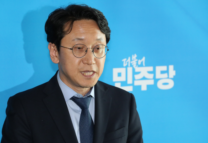 더불어민주당이 윤석열 대통령과 이재명 민주당 대표의 영수회담을 위해 대통령실과 2차 실무회동을 했으나 아쉬움이 남는다고 밝혔다. 사진은 천준호 민주당 당대표 비서실장이 25일 서울 여의도 국회에서 윤 대통령과 이 대표의 영수회담 2차 실무 회동 결과를 브리핑을 하는 모습. /사진=뉴스1 