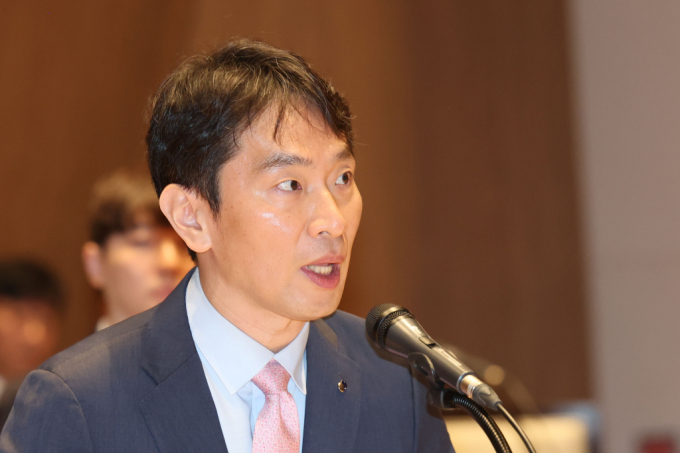 이복현 금융감독원장이 내달 말 보험사 CEO들과 만나 현안에 대해 논의한다. 이복현 금융감독원장이 25일 오전 서울 여의도 한국거래소에서 열린 개인투자자와 함께하는 열린 토론에서 인사말을 하고 있다./사진=뉴시스 /사진=권창회