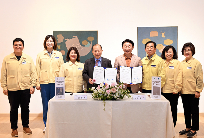 김동근 의정부시장(오른쪽 네번째)과 김동호 백영수미술문화재단 이사장(오른쪽 다섯번째)이 24일 백영수미술관의 시립미술관 전환을 위한 업무협약을 체결한 뒤 기념촬영을 하고 있다.  /사진제공=의정부시의회