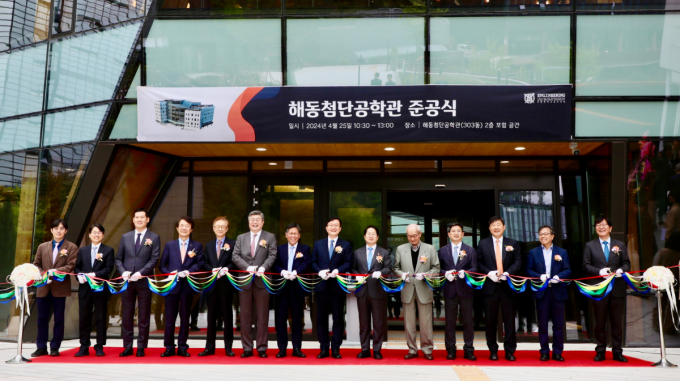 허윤홍(왼쪽 세번째) GS건설 사장을 비롯해 유홍림 서울대 총장, 김영재 해동과학문화재단 이사장 등이 25일 열린 서울대 해동첨단공학관 준공식 행사에 참석했다. /사진=GS건설