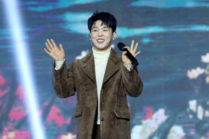 거수 폴킴이 9년 열애 끝에 결혼을 한다고 발표했다. 사진은 지난해 12월 서울 송파구 잠실실내체육관에서 열린 ‘2023 케이 링크 페스티벌(2023 K-link 페스티벌)’에서 멋진 무대를 선보이는 폴킴. /사진= 뉴스1