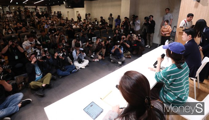 [머니S포토] 전면부인 어도어 '민희진'에 쏠린 눈과 귀