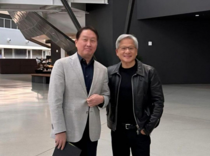 최태원 SK그룹 회장(왼쪽)이 젠슨 황 엔비디아 최고경영자(CEO)와 회동했다. /사진=최 회장 인스타그램 캡처