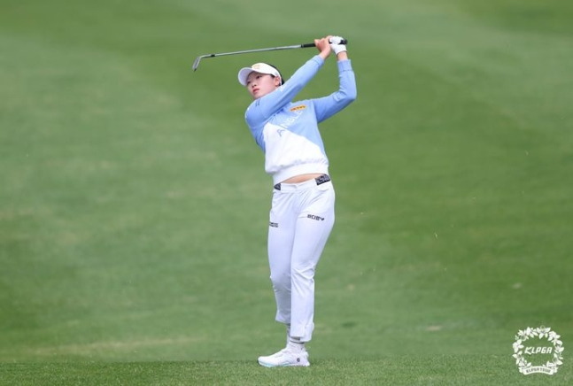 방신실의 KLPGA 챔피언십 1라운드 경기 모습. /사진= KLPGA