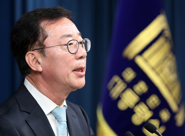 윤석열 대통령과 이재명 더불어민주당 대표의 영수회담을 위한 2차 준비회동이 큰 성과없이 끝나 3차 회동을 기약했다. 사진은 25일 용산 대통령실 청사에서 윤석열 대통령과 이재명 더불어민주당 대표의 '영수회담' 2차 실무회동 관련 브리핑을 하는 홍철호 대통령실 정무수석. /사진=뉴스1