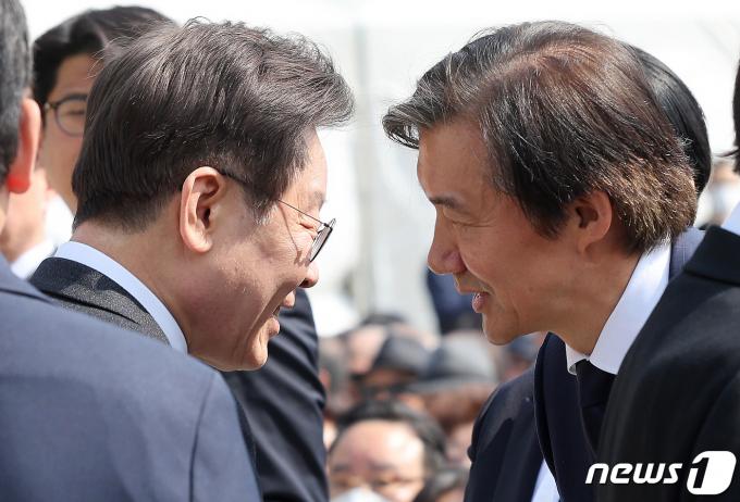이재명 더불어민주당 대표와 조국 조국혁신당 대표가 19일 오전 서울 강북구 국립 4·19민주묘지에서열린 제64주년 4·19혁명 기념식에서 만나 인사를 나누고 있다. (공동취재) 2024.4.19/뉴스1 ⓒ News1 박지혜 기자