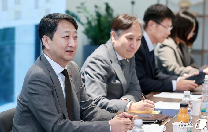 [사진] 간담회 주재하는 안덕근 장관