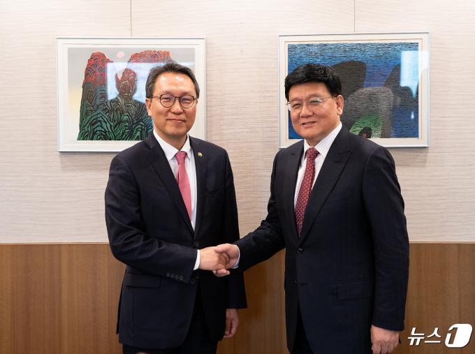 [사진] 中 국가위생건강위원회 부주임과 악수하는 박민수 제2차관