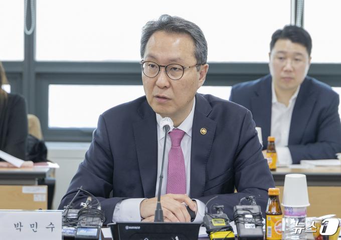 [사진] '제9차 건강보험정책심의위원회 주재하는 박민수 2차관'