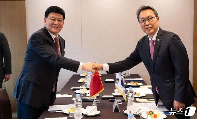 [사진] 中 국가위생건강위원회 부주임과 악수하는 박민수 제2차관