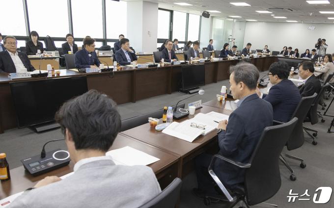 [사진] 제9차 건강보험정책심의위원회 주재하는 박민수 2차관