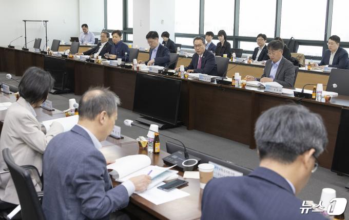 [사진] 제9차 건강보험정책심의위원회 주재하는 박민수 2차관