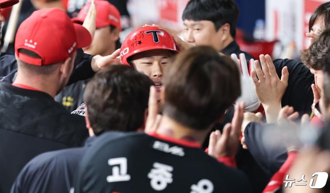 [사진] 축하 받는 최원준