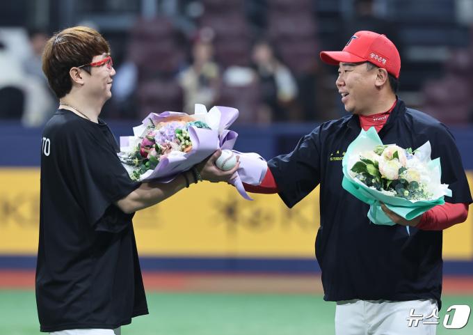 [사진] '통산 170승 축하해'