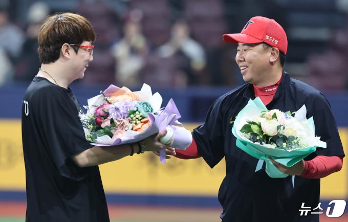 [사진] '통산 170승 축하해'