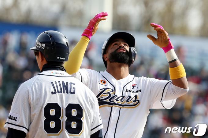 31일 서울 송파구 잠실야구장에서 열린 프로야구 '2024 신한 SOL 뱅크 KBO리그' KIA 타이거즈와 두산 베어스의 경기에서 6회말 두산 공격 무사 주자 1루 상황 라모스가 안타를 치고 기뻐하고 있다. 2024.3.31/뉴스1 ⓒ News1 이승배 기자